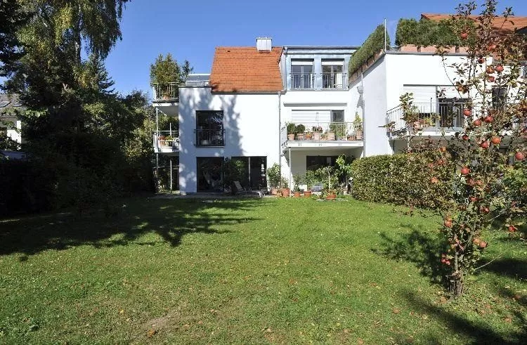 Immobilienangebot - Regensburg - Alle - Exklusive 4 ZKB-Wohnung mit 400 m² Garten im Regensburger Westen
