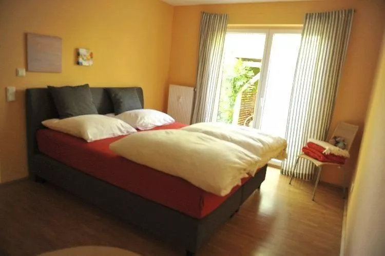 Immobilienangebot - Regensburg - Alle - Exklusive 4 ZKB-Wohnung mit 400 m² Garten im Regensburger Westen