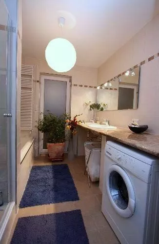 Immobilienangebot - Regensburg - Alle - Exklusive 4 ZKB-Wohnung mit 400 m² Garten im Regensburger Westen
