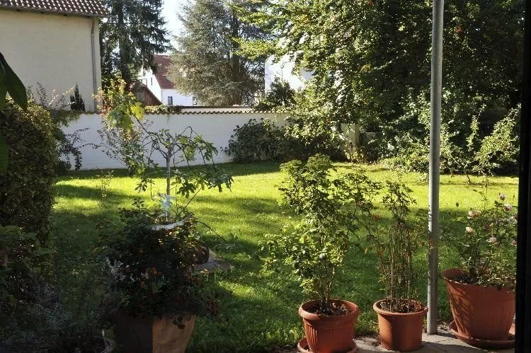 Immobilienangebot - Regensburg - Alle - Exklusive 4 ZKB-Wohnung mit 400 m² Garten im Regensburger Westen