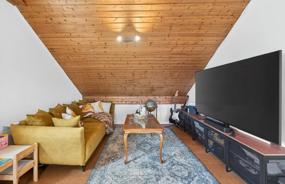 Immobilienangebot - Tegernheim - Alle - Wohnen mit Charakter – Lichtdurchflutete 3,5-Zimmer-Wohnung im obersten Geschoss