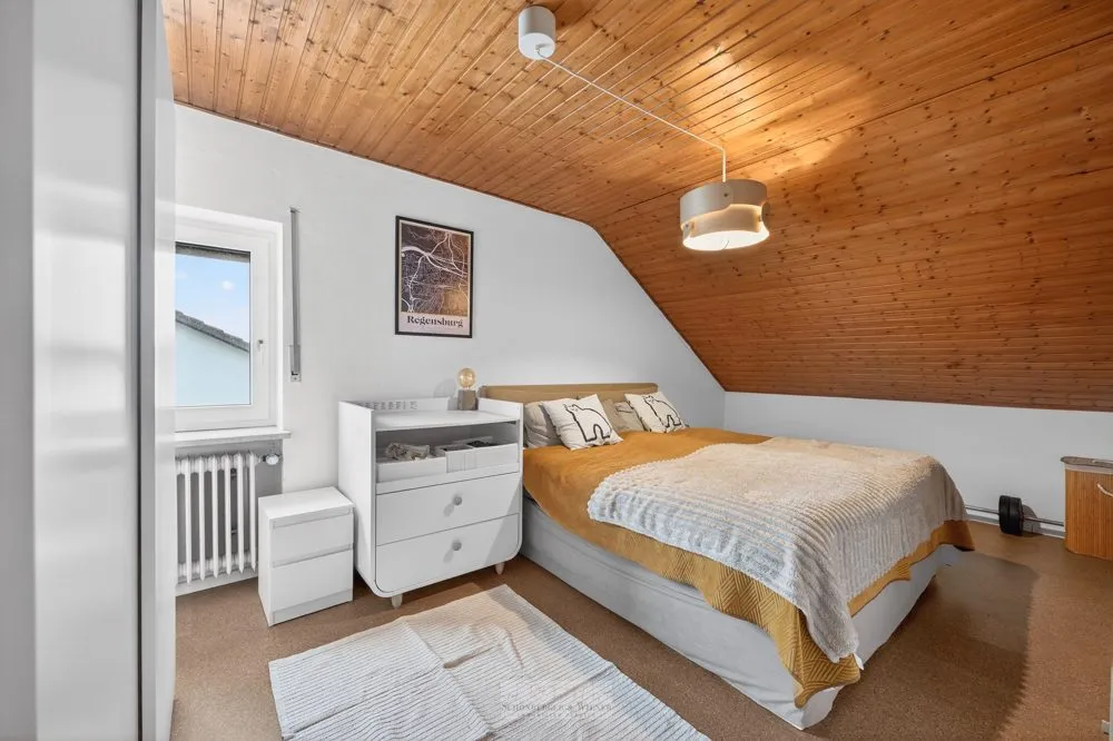 Immobilienangebot - Tegernheim - Alle - Wohnen mit Charakter – Lichtdurchflutete 3,5-Zimmer-Wohnung im obersten Geschoss