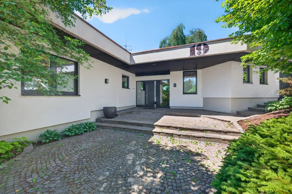 Immobilienangebot - Lappersdorf / Pielmühle - Alle - Repräsentative Villa mit Innenpool, Sauna & zwei Einliegerwohnungen in Lappersdorf / Pielmühle
