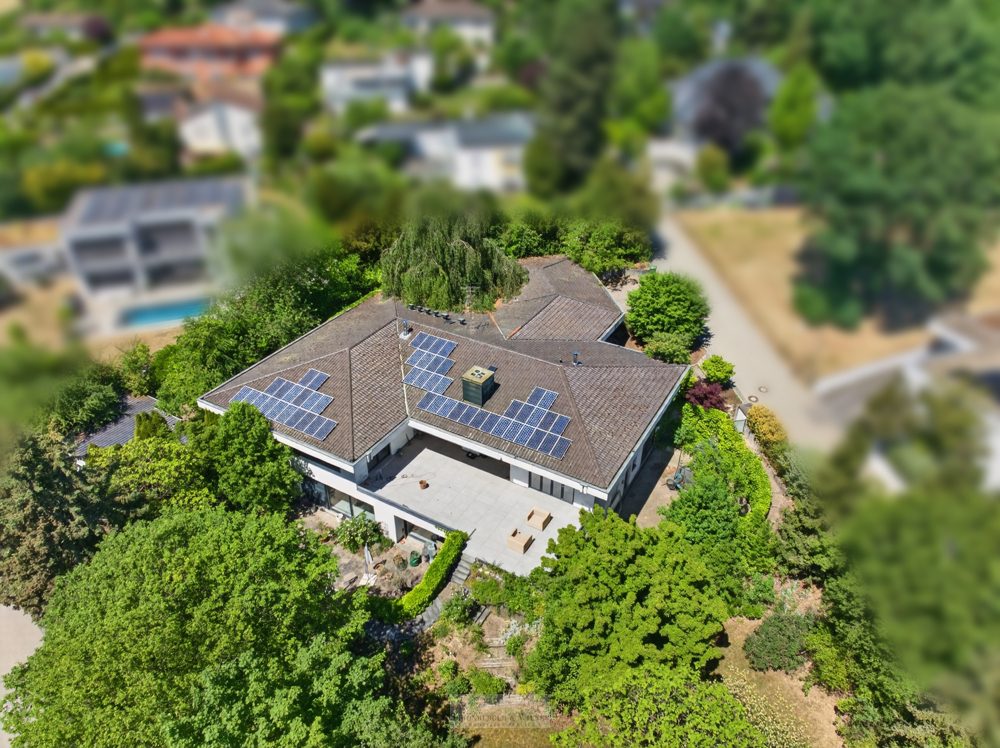Immobilienangebot - Lappersdorf / Pielmühle - Alle - Repräsentative Villa mit Innenpool, Sauna & zwei Einliegerwohnungen in Lappersdorf / Pielmühle