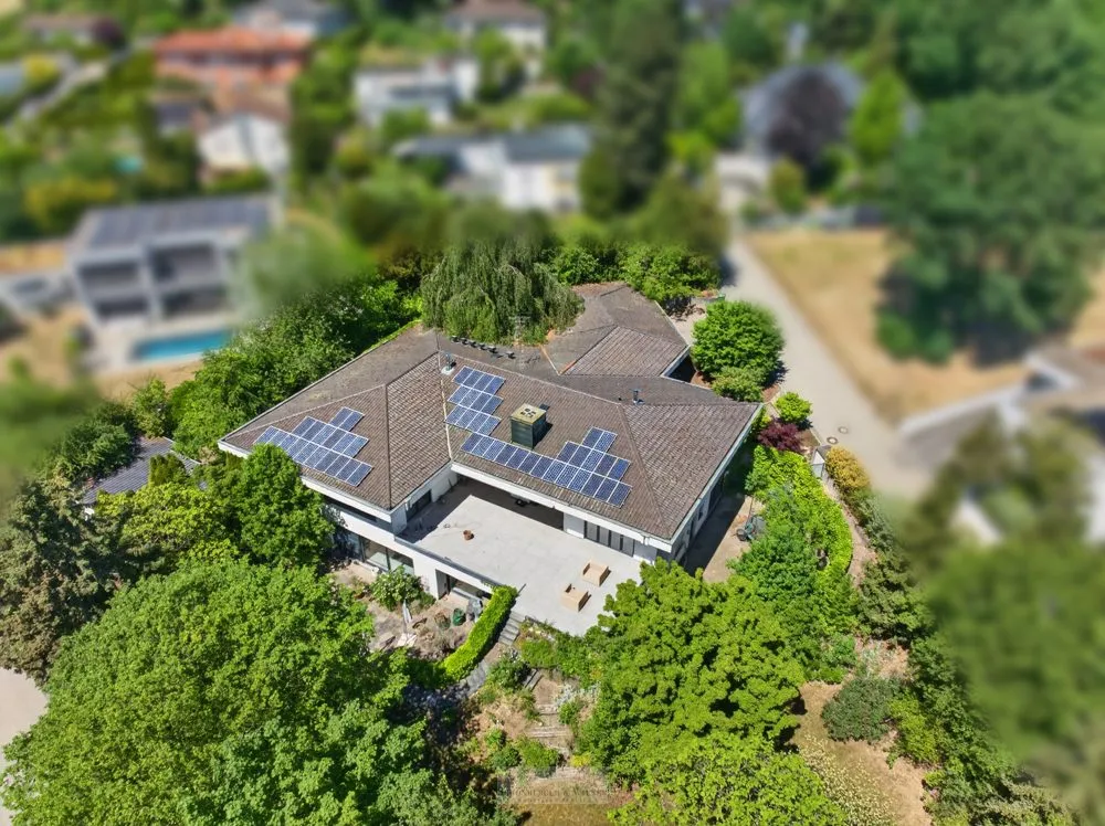 Immobilienangebot - Lappersdorf / Pielmühle - Alle - Repräsentative Villa mit Innenpool, Sauna & zwei Einliegerwohnungen in Lappersdorf / Pielmühle