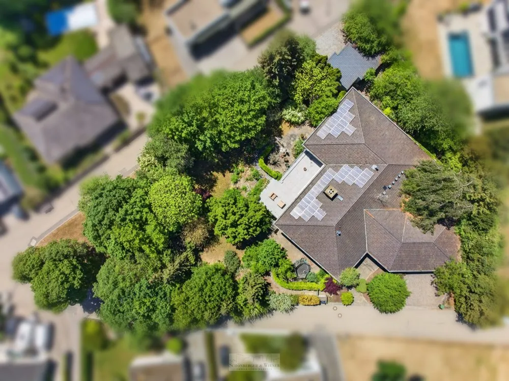 Immobilienangebot - Lappersdorf / Pielmühle - Alle - Repräsentative Villa mit Innenpool, Sauna & zwei Einliegerwohnungen in Lappersdorf / Pielmühle